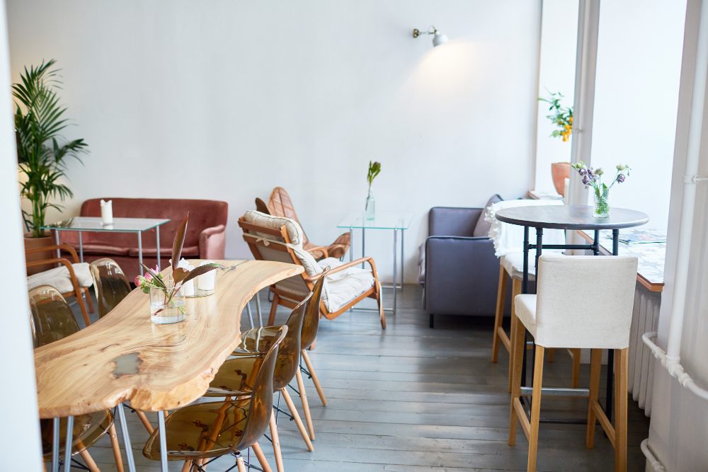 Interior acogedor del café